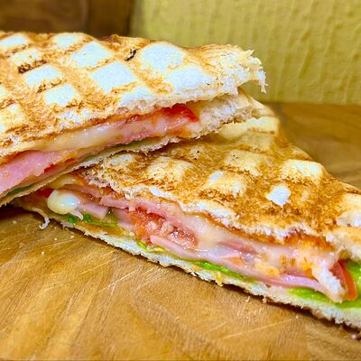 Сэндвич классический с ветчиной и сыром в 1985 по цене 189 ₽