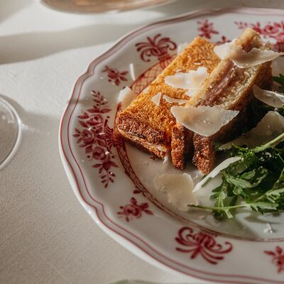 Римский сэндвич с мортаделлой и сыром таледжио в Salone pasta & bar по цене 1290 ₽