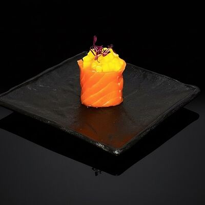 Гункан с манго в лососе в Бейкер суши по цене 349 ₽