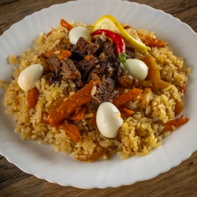 Плов с салатом в Вкусная и сочная по цене 490 ₽