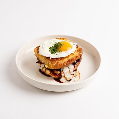 Крок-мадам с томлёными щёчками и трюфельным соусом в Британские Пекарни по цене 520 ₽