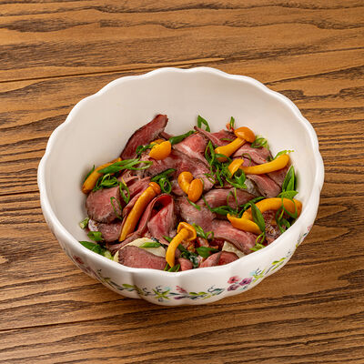 Салат с ростбифом, опятами и заправкой айоли в Казак по цене 940 ₽