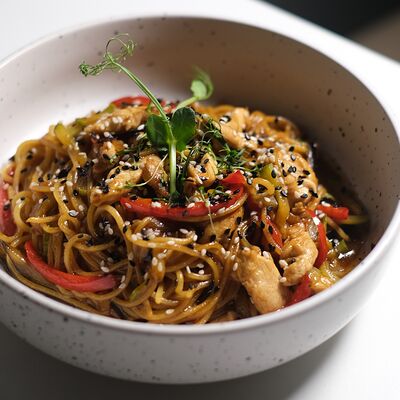 Спагетти с курицей в азиатском стиле в Saint по цене 580 ₽