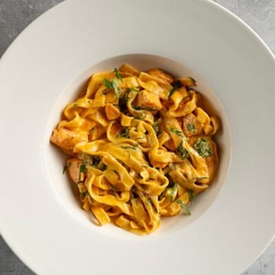 Паста сливочная с форелью в Мидийное место по цене 1160 ₽