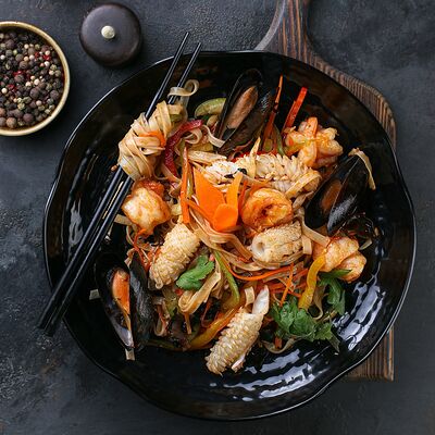 Рисовая лапша с морепродуктами Д в Hungry Dragon по цене 690 ₽