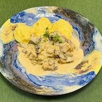 Бедро цыпленка с грибами и картофельно-сырным пюре в Бабуля приехала