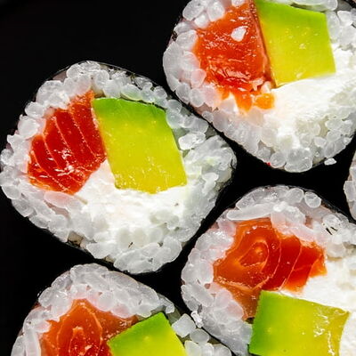Маки с авокадо и лососем в Sushi7 по цене 527 ₽