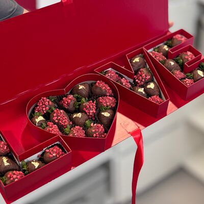 Клубника в шоколаде Love в Di Panna Confetteria по цене 6190 ₽