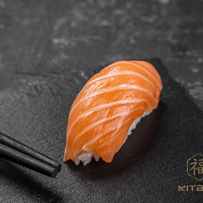 Суши с лососем в Kitana по цене 228 ₽