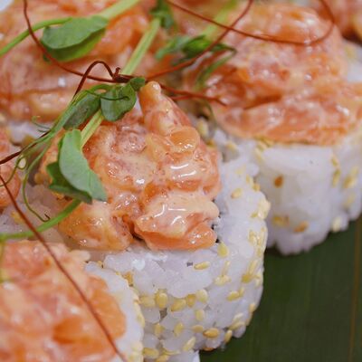 Ролл острый лосось в Держи рыбу по цене 850 ₽