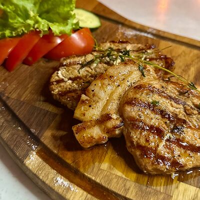 Стейк из свинины на гриле в Suvoroff Loft Bar по цене 850 ₽