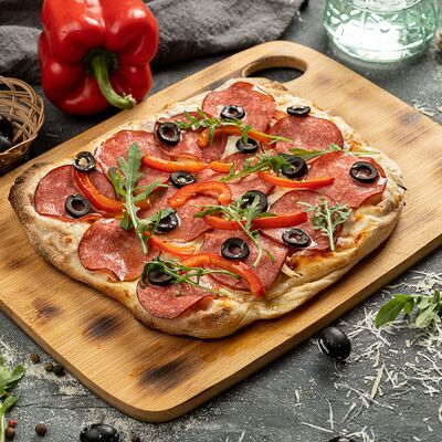 Римская пицца с салями и сладким перцем в Сорренто по цене 690 ₽