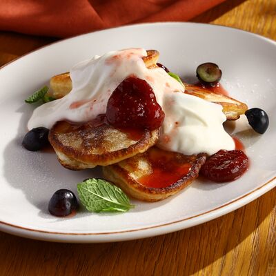 Оладьи с ягодами и соусом из сгущенного молока в BBQ Beer Restaurant по цене 620 ₽