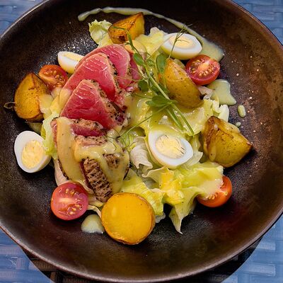 Салат Нисуаз в Cubby Bar по цене 570 ₽