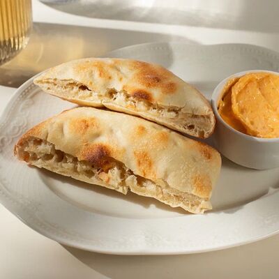 Свежевыпеченный хлеб из печи с оливковым маслом в Тепло по цене 290 ₽