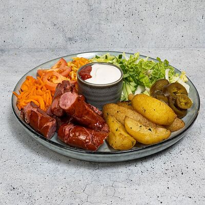 Хот-дог на тарелке в Бирвайн по цене 519 ₽