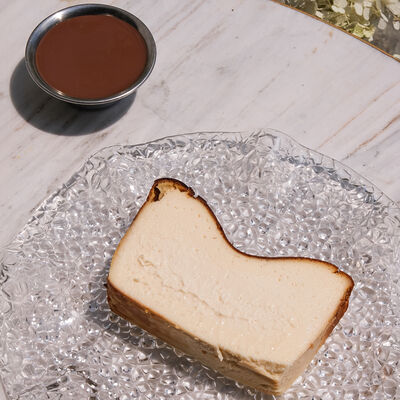 Топленый Сан-Себастьян с шоколадомв Bisou Bisou Bistro по цене 630 ₽