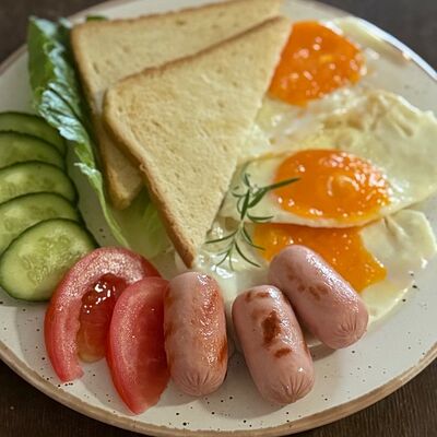 Яичница с тостами и мини-сосисками в Чайниковъ по цене 490 ₽