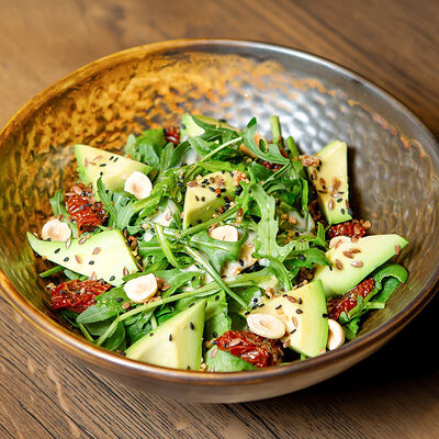 Зеленый салат с авокадо, манговым пюре и лесным орехом в Белок по цене 980 ₽