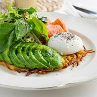 Драник с лососем, авокадо и яйцом пашот в Cape