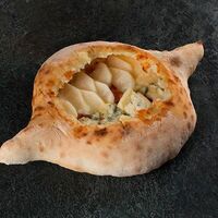 Аджарская лодочка с грушей и сыром дорблю в Megobari