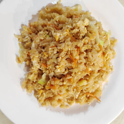 Жареный рис с яйцом и овощами в соевом соусе в Китайский фонарик по цене 500 ₽