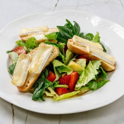 Салат с печеным сыром бри и экзотическим соусом в Крем кафе по цене 725 ₽