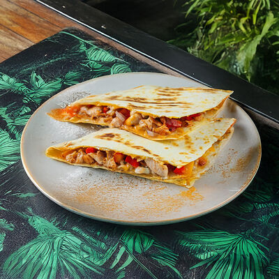 Quesadillas de poulet в The Jungle по цене 5500 ₣