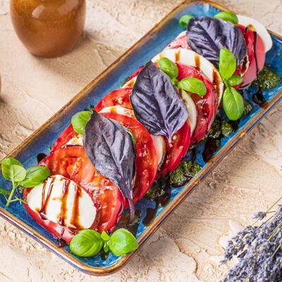 Салат Капрезе в Хантама по цене 690 ₽