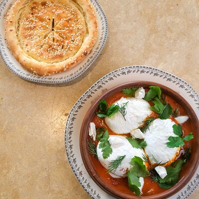 Шакшука с лепешкой из дровяной печи в Greece по цене 570 ₽