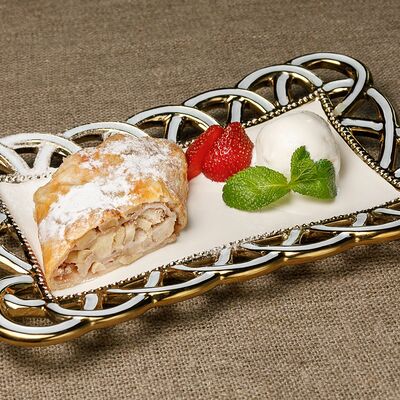 Штрудель с яблоками в Шашлычный дворик по цене 440 ₽