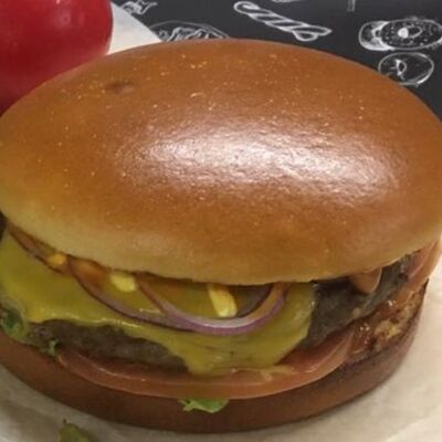 Бургер с белой булочкой и котлетой из говядины в Сытый лис по цене 450 ₽