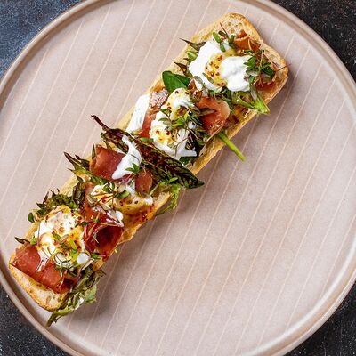 Брускетта с пармой и страчателлой в Макароны по цене 390 ₽