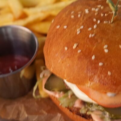 Бургер с телятиной и картофелем фри в Oasis по цене 590 ₽