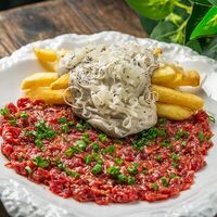 Тартар из говяжьей вырезки с картофелем фрив Самовар