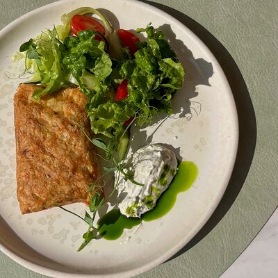 Байкальский сиг в кедровом орехе на подушке из зелени с соусом Тартар в Ресторан Европа по цене 970 ₽