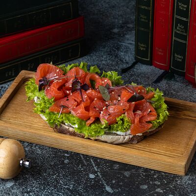 Брускетта с лососем в McKey Pub & Restauraunt по цене 740 ₽