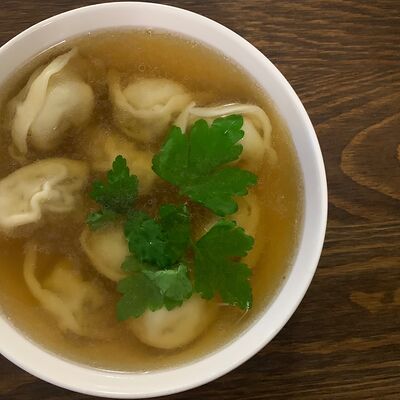 Куриный бульон с домашними пельменями в Bistro Litvinov по цене 350 ₽