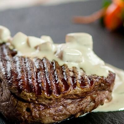 Стейк из говядины с соусом из белых грибов в Рандеву по цене 2100 ₽