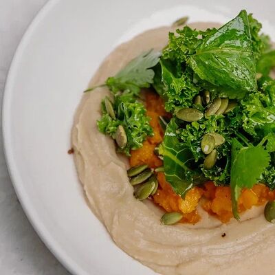 Хумус из белой фасоли с карамелизованной тыквой и миксом семечек в MAYAR по цене 580 ₽