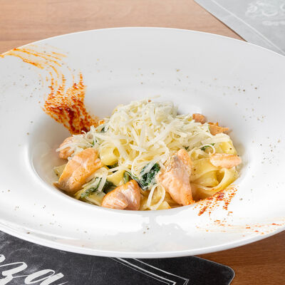 Паста Феттуччине с лососем и шпинатом в РичБро по цене 820 ₽
