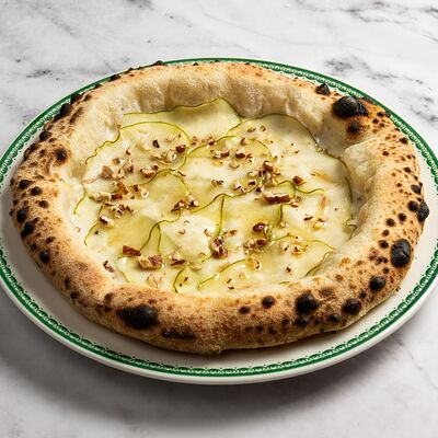 Пицца с грушей и горгонзолой в Bona по цене 920 ₽