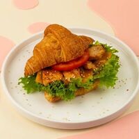 Круассан с курицей в Monkey pub