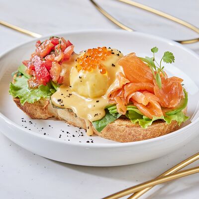 Брускетта с авокадо, томатом, лососем, яйцом пашот и красной икрой в Море на Патриках по цене 750