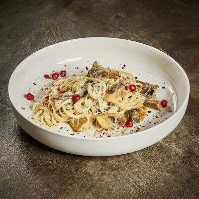 Лапша домашняя с говяжьим языком и грибами в сливочном соусе в Гранат по цене 690 ₽