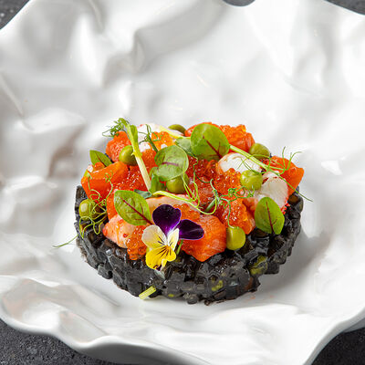 Черный оливье с крабом, с мурманской слабосолёной форелью и икрой форели в Терраса по цене 1320 ₽