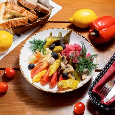 Ассорти местных солений в Золотая прага по цене 585 ₽