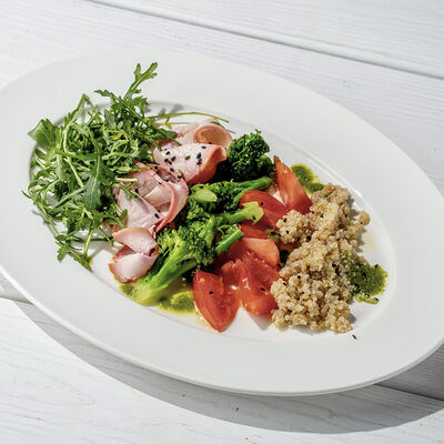 Салат с индейкой руколой и томатами в Перчини по цене 540 ₽