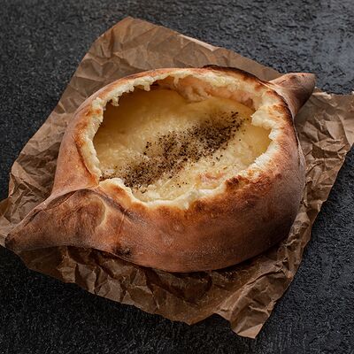 Аджарская лодочка с картофелем, сыром и черным перцем M в Tsomi по цене 640 ₽