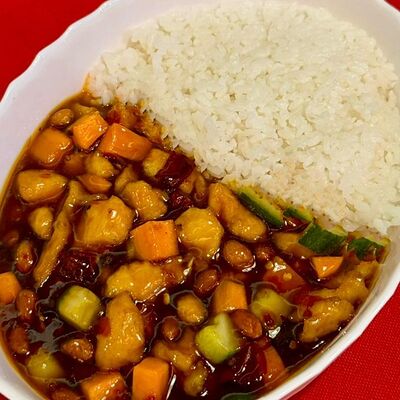 Курица Гунбао в остро-сладком соусе с чесночным рисом в Китайская столовая по цене 569 ₽